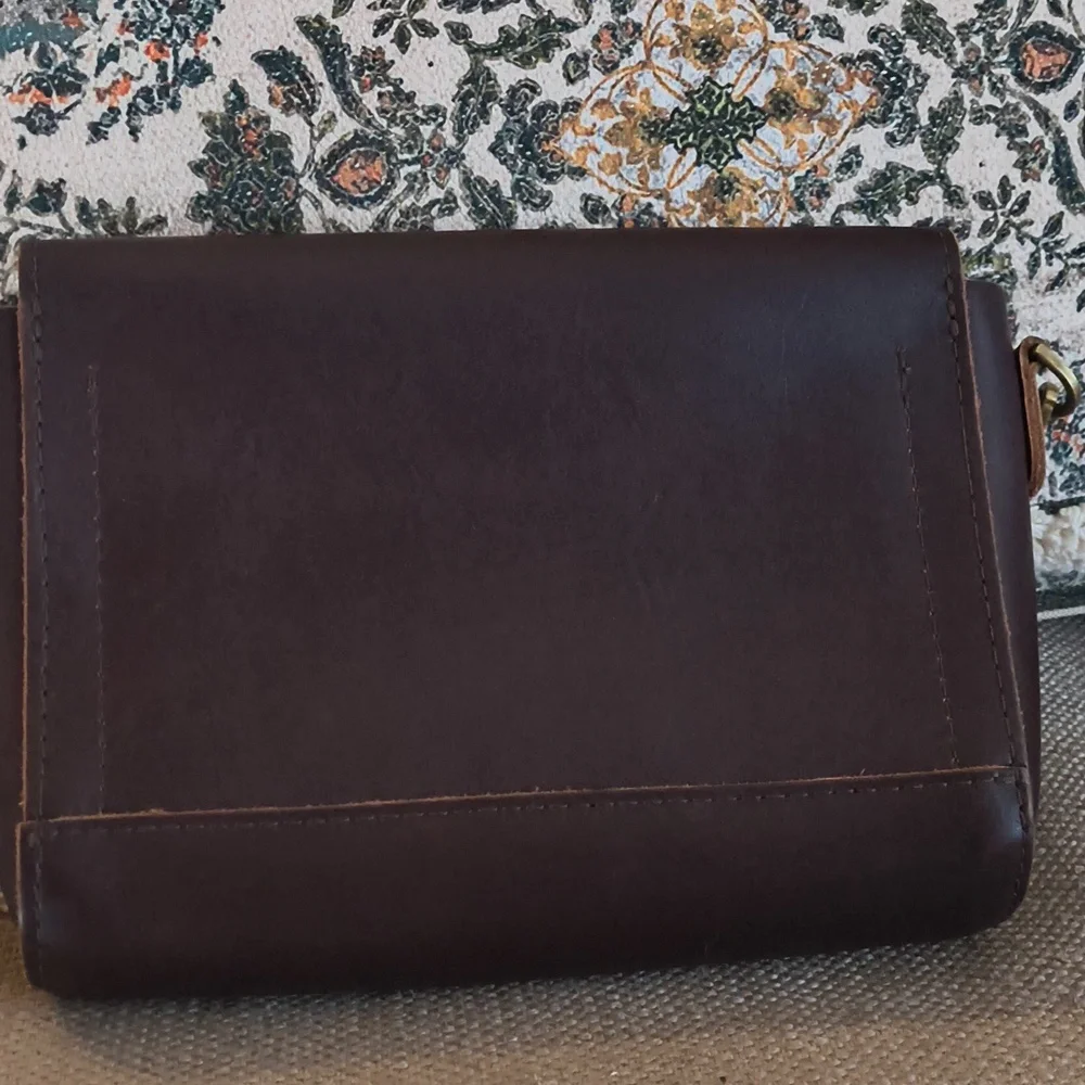 Portland Leather Goods Metro Crossbody - Picture 3 of 8